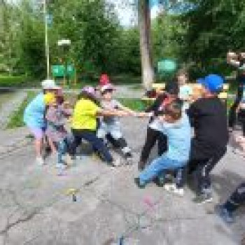 19 июня 2024г в парке культуры и отдыха посёлка Ягодное дети собирались на площадке, чтобы принять участие в игровой программе «Скакалкина путаница».
